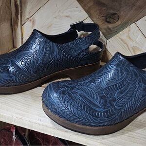 Bella-Beta Embossed Clogs Size 9.5
